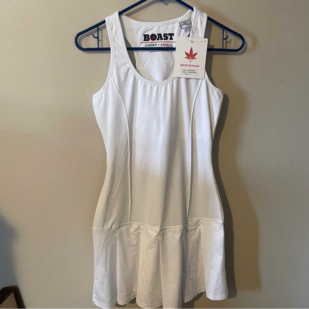 Boast Women's White Athletic Tennis Dress Pleated Skirt Built-in Shelf Bra sz S